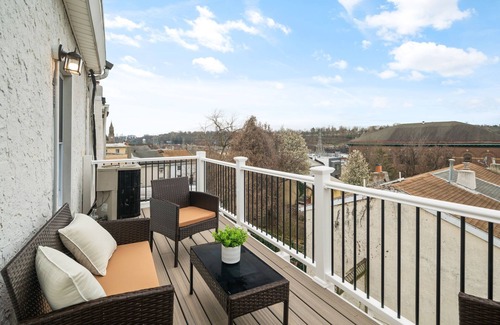 Manayunk Appartement | 2BR with Balcony, Views & Parking