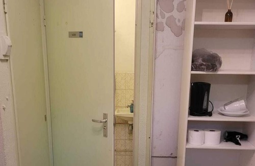 Duivendrecht Appartement | 2mx3m unit near metro station van der Madeweg