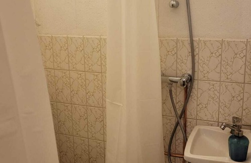 Duivendrecht Appartement | 2mx3m unit near metro station van der Madeweg