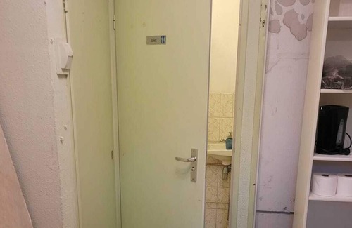 Duivendrecht Appartement | 2mx3m unit near metro station van der Madeweg
