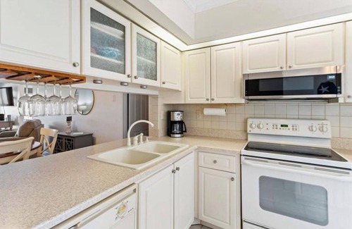 Isla del Sol Copropriété | 2nd floor condo overlooking pool with a beautiful bay view.