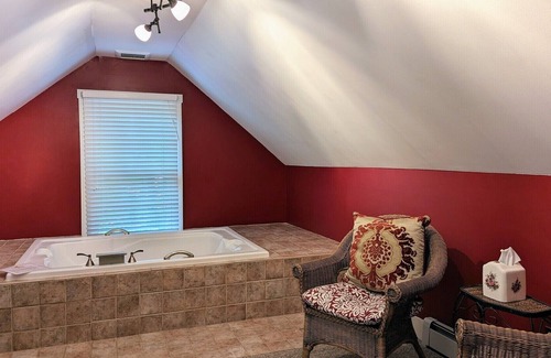Shelburne Lit Et Petit-Déjeuner | Suite romantique avec bain à remous et petit déjeuner complet au centre-ville de Shelburne, Vermont