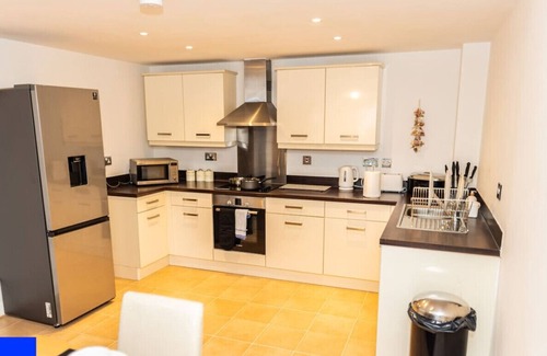 Bordesley Appartement | "Park & Relax! Modern Digbeth Retreat with City Centre Parking – Reserve Today!"