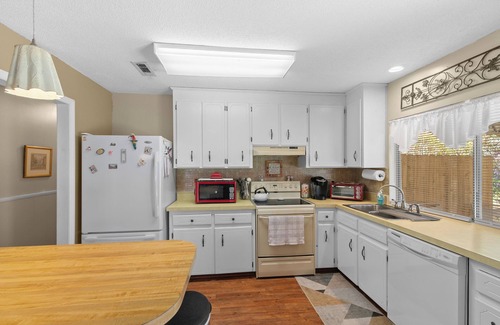 Dothan Maison | Charming 3BR/1.5BA Home in Dothan, large yard, AC and wifi