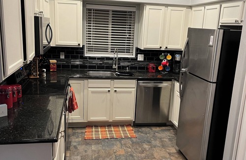 Eleven Mile Corner Maison | 3/2 Home in Peaceful Neighborhood close to Golf, Nature, Skydiving Pet-Friendly