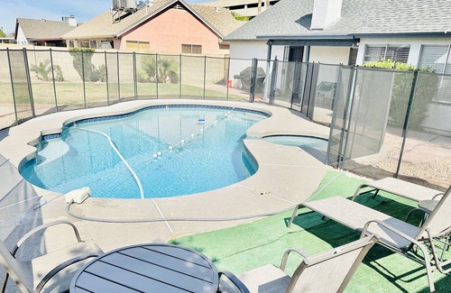 Glendale Maison | 3/2 Quiet Home w/Pool w/in driving distance of major shopping and entertainment.