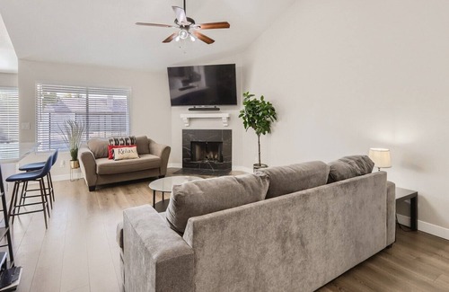 Glendale Maison | 3/2 Quiet Home w/Pool w/in driving distance of major shopping and entertainment.