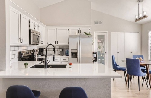 Glendale Maison | 3/2 Quiet Home w/Pool w/in driving distance of major shopping and entertainment.