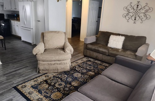 Longview Maison | 3/2 Quiet neighborhood, just outside of Town