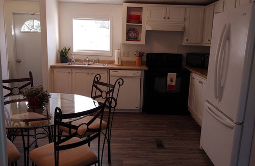 Longview Maison | 3/2 Quiet neighborhood, just outside of Town