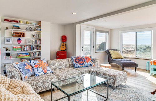 Warrenton Maison | 3-Acre Oceanfront Home Game Room and Fire Pit!