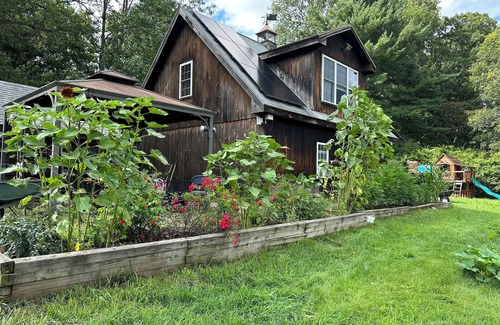 Mansfield Depot Maison | 3 Acre River Retreat Colonial Home with Entertainment Barn - 5 Minutes to UConn