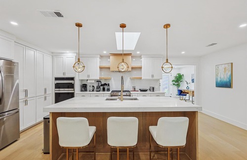 Northeast Dallas Maison | 3-BD/3-BA Bungalow ft. Backyard w/ Deck & Firepit