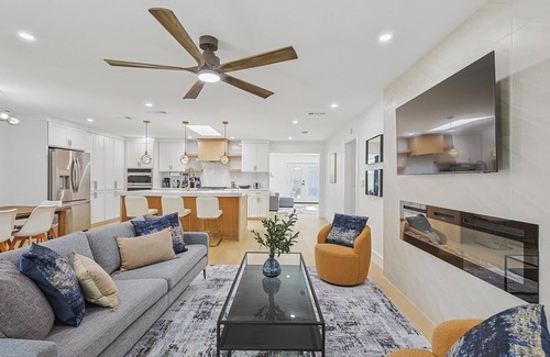 Northeast Dallas Maison | 3-BD/3-BA Bungalow ft. Backyard w/ Deck & Firepit