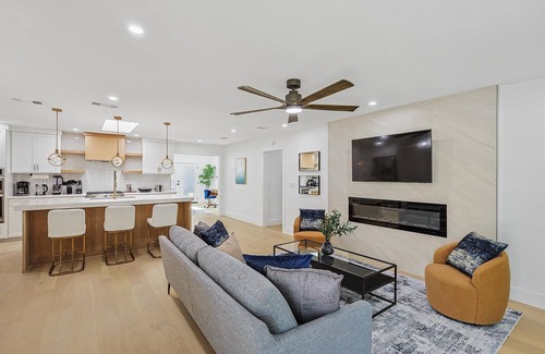 Northeast Dallas Maison | 3-BD/3-BA Bungalow ft. Backyard w/ Deck & Firepit