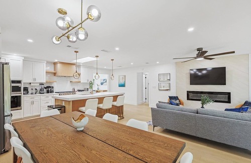 Northeast Dallas Maison | 3-BD/3-BA Bungalow ft. Backyard w/ Deck & Firepit