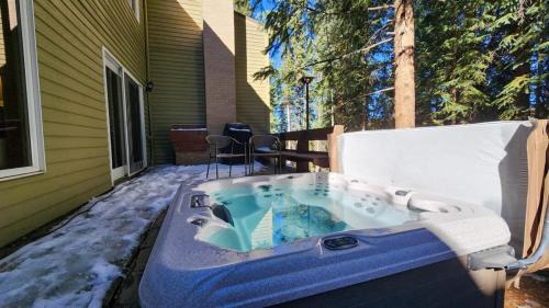 Warrior's Mark Maison | 3 BDR Mountain Home with Hot Tub Minutes to Lifts
