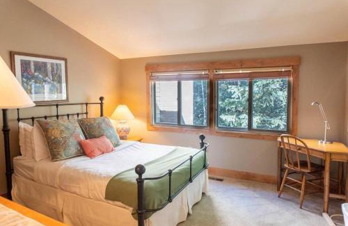 Warrior's Mark Maison | 3 BDR Mountain Home with Hot Tub Minutes to Lifts