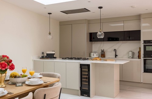 Kilburn Maison | 3-BDR Stunning LUX Villa & Parking Central London