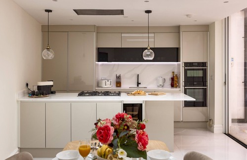 Kilburn Maison | 3-BDR Stunning LUX Villa & Parking Central London