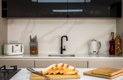 Kilburn Maison | 3-BDR Stunning LUX Villa & Parking Central London