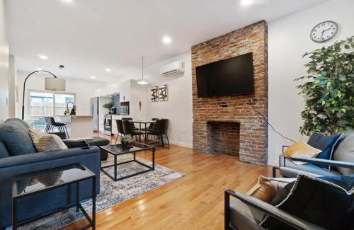 Central Northside Maison | 3 BDRM 2 and a Half Bath - House Private Yard Duplex