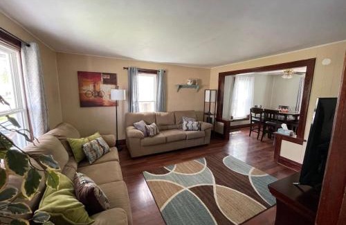 Niagara Falls Maison | 3 bdrm Niagara Falls Home Air Conditioning Hot Tub Parking