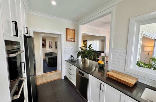 Hendra Maison | 3 Bdrm Queenslander Outdoor Dining Pool & Parking