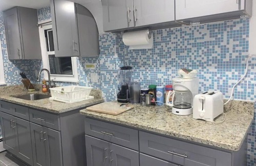 Northeast Philadelphia Maison | 3 bed / 1 bath (with a king bed) best location, connect to everywhere