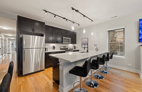 Heart of Chicago Appartement | 3 Bed 2.5 Bath Chicago Retreat w Balcony & Parking