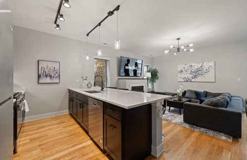 Heart of Chicago Appartement | 3 Bed 2.5 Bath Chicago Retreat w Balcony & Parking