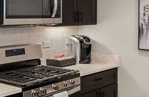Heart of Chicago Appartement | 3 Bed 2.5 Bath Chicago Retreat w Balcony & Parking