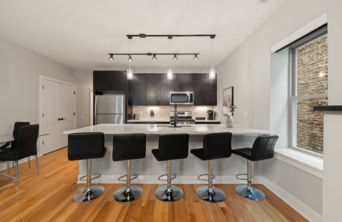 Heart of Chicago Appartement | 3 Bed 2.5 Bath Chicago Retreat w Balcony & Parking