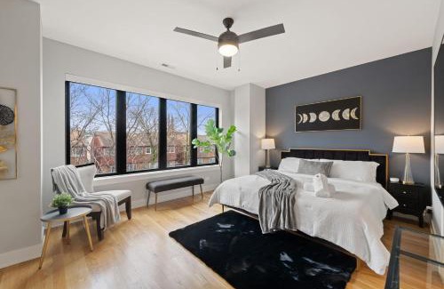 Heart of Chicago Appartement | 3 Bed 2 Bath Chicago Retreat w Balcony & Parking