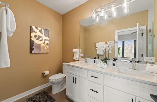 Heart of Chicago Appartement | 3 Bed 2 Bath Chicago Retreat w Balcony & Parking