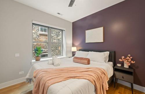 Heart of Chicago Appartement | 3 Bed 2 Bath Chicago Retreat w Balcony & Parking