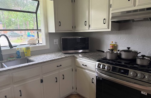 Valdosta Maison | 3 bed/2 bath home minutes from I-75 and Wild Adventures; WiFi, laundry, kitchen