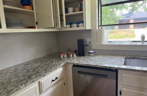 Valdosta Maison | 3 bed/2 bath home minutes from I-75 and Wild Adventures; WiFi, laundry, kitchen