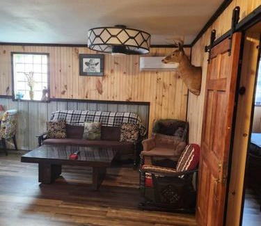 Byrnedale Maison | 3 bed/2 bath Riverside cabin