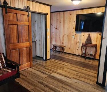 Byrnedale Maison | 3 bed/2 bath Riverside cabin