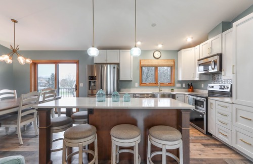 Marshfield Maison | 3-bed, 3-bath, 3-car garage executive home in Marshfield, WI