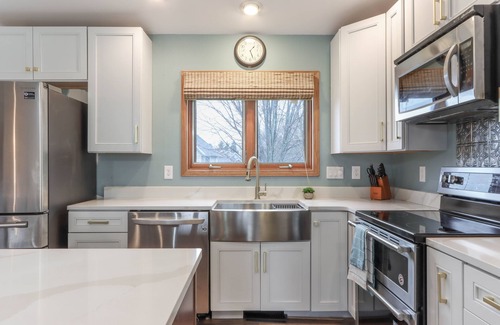 Marshfield Maison | 3-bed, 3-bath, 3-car garage executive home in Marshfield, WI