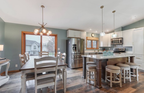 Marshfield Maison | 3-bed, 3-bath, 3-car garage executive home in Marshfield, WI