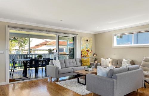 Belmont South Maison | 3-Bed Coastal Haven with Alfresco Dining & BBQ