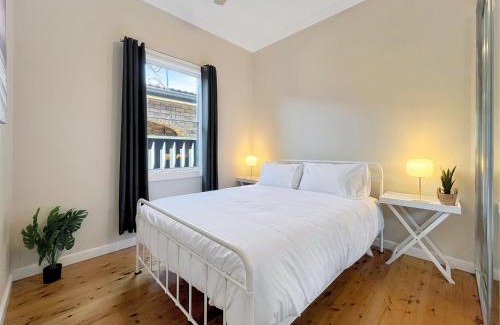 Belmont South Maison | 3-Bed Coastal Haven with Alfresco Dining & BBQ
