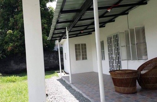 Angeles City Maison | Maison de campagne confortable de 3 chambres avec jardin à distance de marche du centre commercial SM