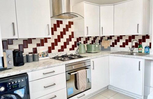Loxford Maison | Cosy 3-BR house w. free parking & garden in Ilford