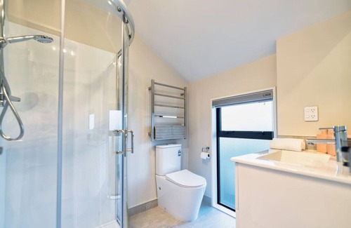 Riccarton Appartement | 3 bed home with pool table near Westfield Mall