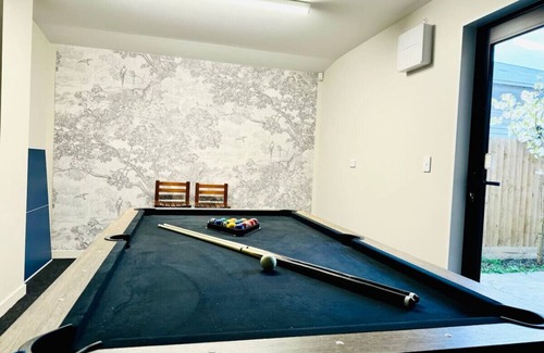 Riccarton Appartement | 3 bed home with pool table near Westfield Mall