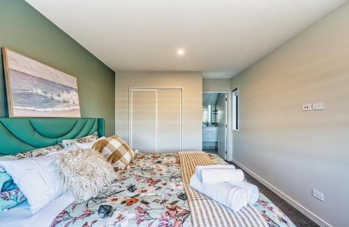 Riccarton Appartement | 3 bed home with pool table, near Westfield Mall